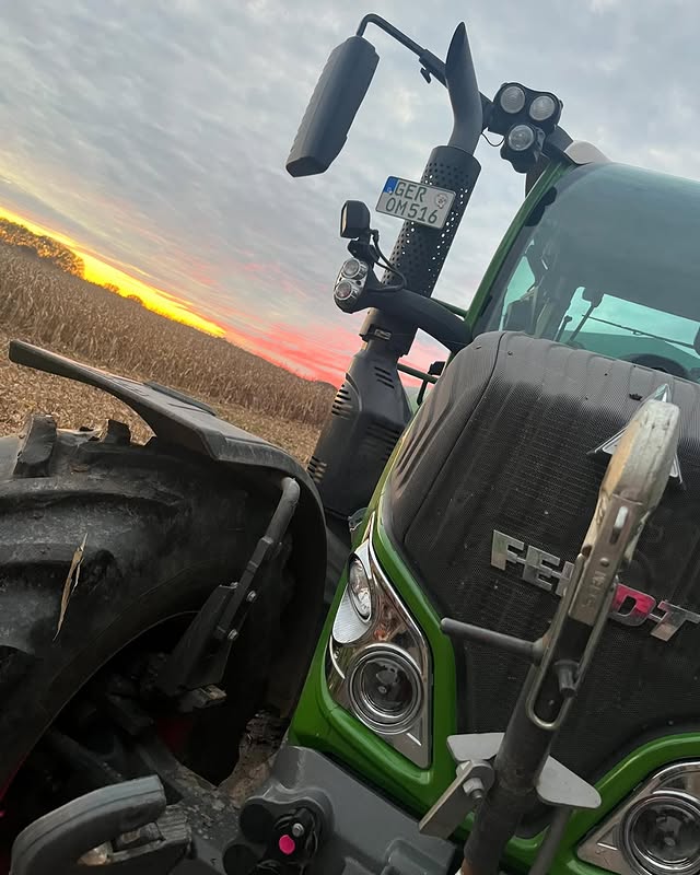 Fendt Traktor bei der Feldarbeit im Abendlicht